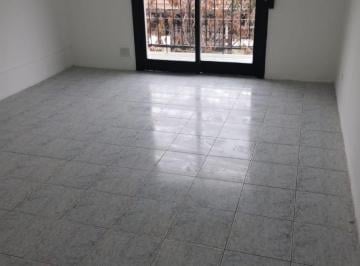 Departamento de 3 ambientes, Flores · Depto. 3 Ambientes Al Frente con Balcón Corrido, Cocina Separada y Lavadero Independiente