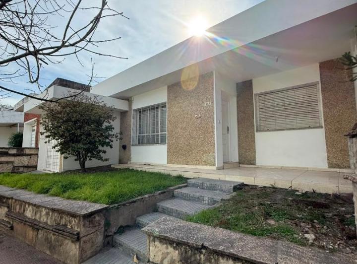 Casa · 200m² · 4 Ambientes · 1 Cochera