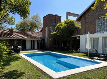 Casa · 900m² · 6 Ambientes · 2 Cocheras · Casa en Alquiler Temporario en Fisherton