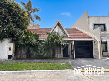 Casa · 192m² · 4 Ambientes · 1 Cochera · Chalet 4 Ambientes en Barrio Parque Calchaqui, Quilmes