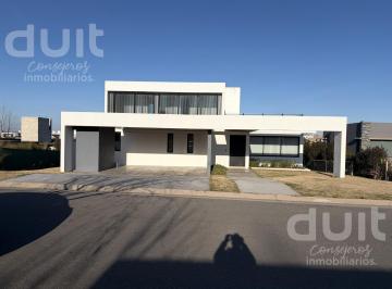 Casa · 370m² · 7 Ambientes · 2 Cocheras · Casa Amoblada en Alquiler Country La Cascada con Fondo Golf