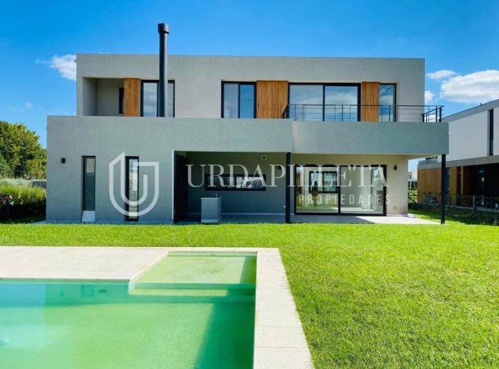 Casa · 260m² · 5 Ambientes · 2 Cocheras
