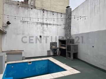Departamento · 190m² · 5 Ambientes · Venta - Permuta Casa 5 Ambientes en Venta con Patio, Pileta, Terraza y Cochera | Flores