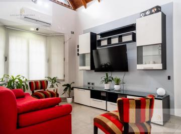 Casa · 520m² · 5 Ambientes · 3 Cocheras · Venta Casa 5 Ambientes con Galeria y Pileta. Lote de 10x52.