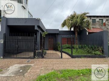 Casa · 131m² · 4 Ambientes · 1 Cochera · Casa con Pileta a Exelente Valor