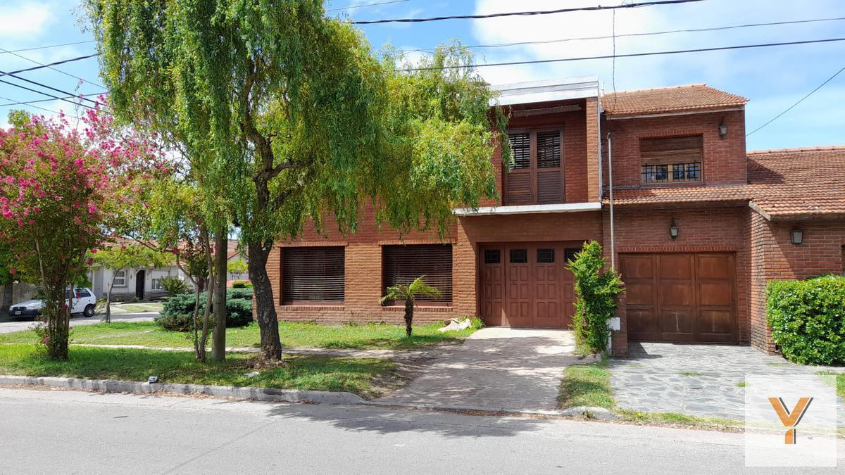 Casa 4 dorm, 200m² con cochera — Parque Luro