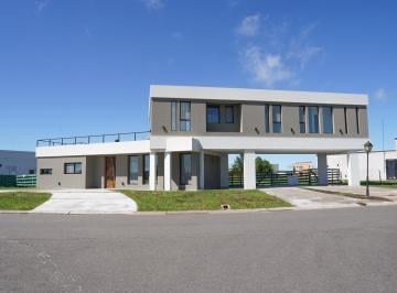 Casa · 180m² · 5 Ambientes · 3 Cocheras · Venta Casa San Sebastian