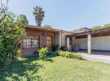 Casa · 84m² · 4 Ambientes · 1 Cochera · Venta Chalet 4 Amb en Ituzaingo con Jardin