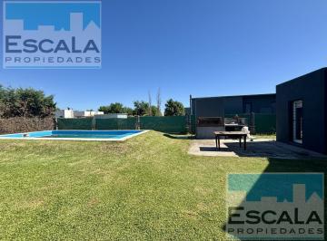 Casa · 100m² · 3 Ambientes · 1 Cochera · Casa de Dos Dorm con Pileta en Venta/alquiler Barrio Las Tardes Roldan