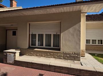 Casa · 160m² · 3 Dormitorios · 1 Cochera · Chalet de 4 Ambientes Sobre Inmejorable Ubicacion.