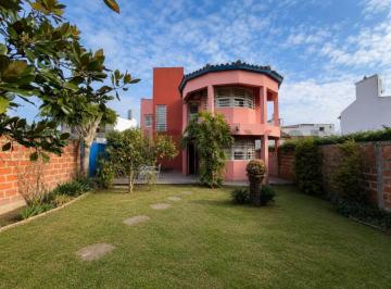 Casa · 150m² · 5 Ambientes · 1 Cochera · Casa en Venta en La Plata de 4 Dorm., 2 Baños y Gran Parque en La Plata