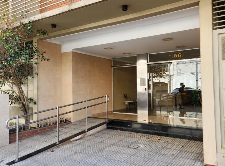 Dpto. 2 Amb. en 6to. Piso Contrafrente con Cochera Cubierta – Muy Luminoso