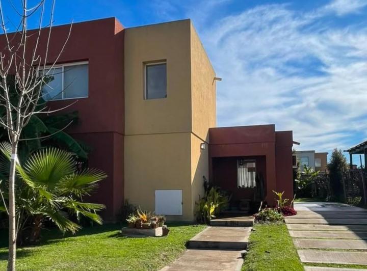 Casa · 100m² · 4 Ambientes · 2 Cocheras