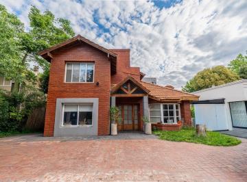 Casa de 6 ambientes, Berazategui · Casa en Venta 5 Dorm. en Country Club El Carmen - Pileta y Quincho