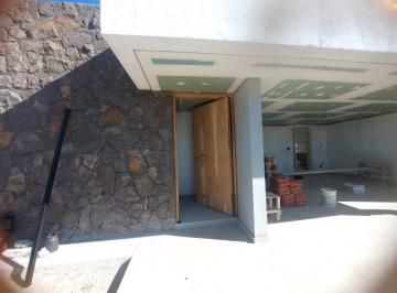 Casa · 225m² · 7 Ambientes · 2 Cocheras · Casa Moderna en Estancia Bulnes