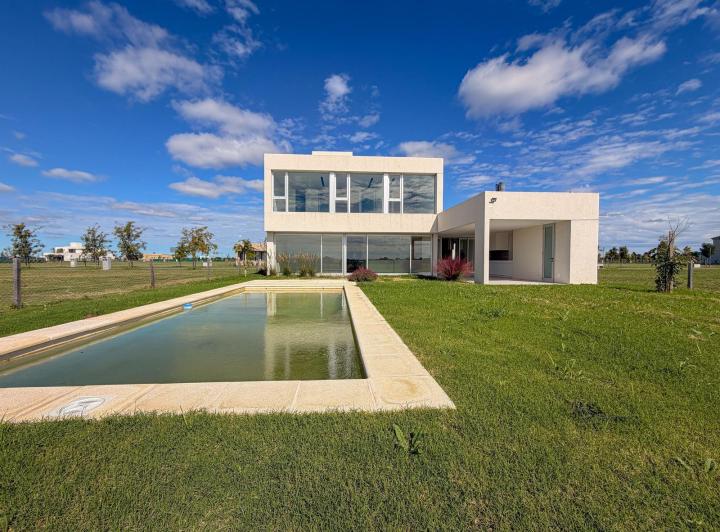 Casa · 1040m² · 6 Ambientes · 3 Cocheras
