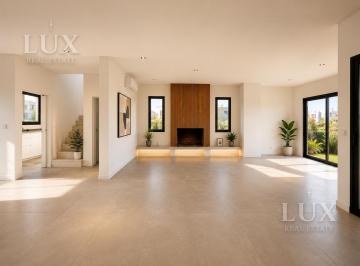Casa · 220m² · 6 Ambientes · 4 Cocheras · Casa en Venta