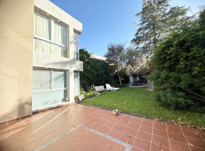 Casa · 300m² · 6 Ambientes · 2 Cocheras