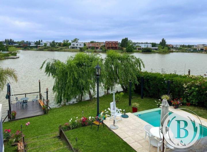 Casa · 400m² · 5 Ambientes · 1 Cochera