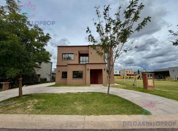 Casa · 220m² · 5 Ambientes · 3 Cocheras · Venta Casa en Pilar Barrio Santo Tomas