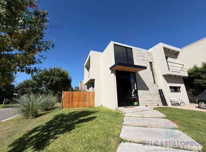 Casa · 180m² · 4 Ambientes · 2 Cocheras