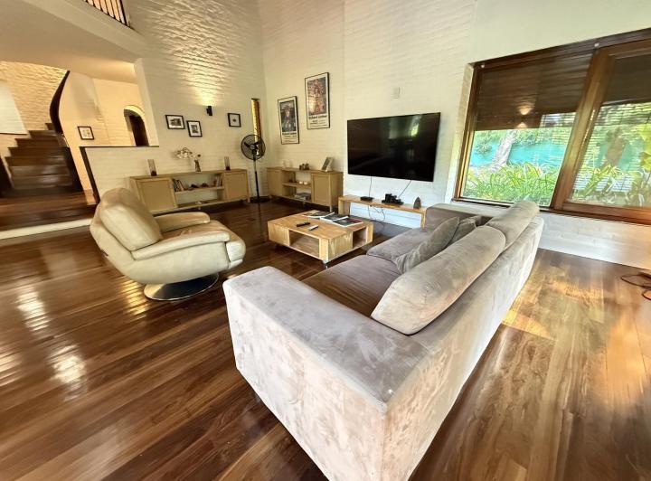 Casa · 338m² · 8 Ambientes · 2 Cocheras