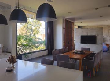 Casa · 350m² · 5 Ambientes · Buenos Aires Village - Casa en Bella Vista