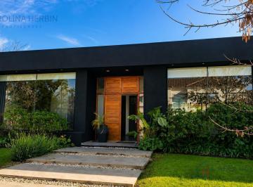 Casa · 350m² · 5 Ambientes · Buenos Aires Village - Casa en Bella Vista