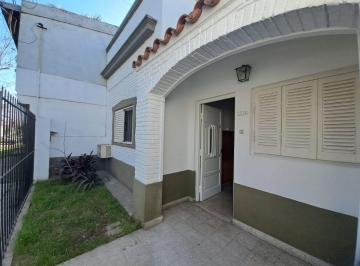 Casa de 4 ambientes, Ciudad de Santa Fe · Casa Al Frente de 2 Dorm., Patio y Cochera