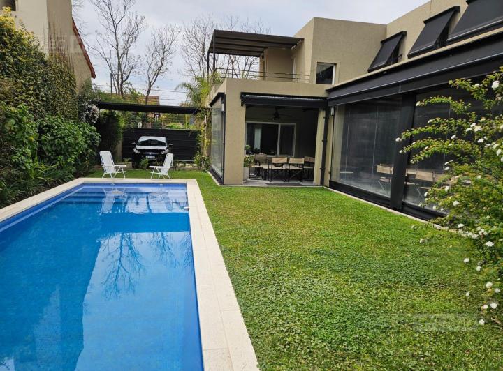 Casa · 300m² · 2 Dormitorios · 2 Cocheras