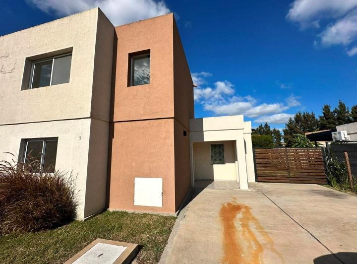 Casa en alquiler en Villanueva · 4 ambientes