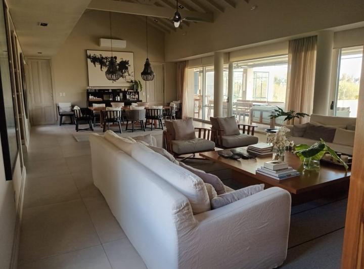 Casa · 400m² · 4 Ambientes · 3 Cocheras
