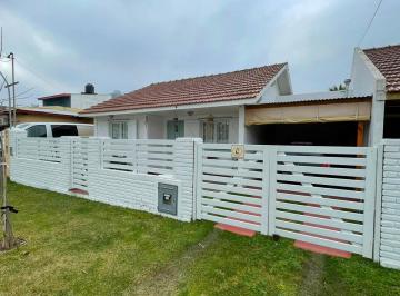 Casa · 300m² · 2 Dormitorios · 1 Cochera · Hermoso Chalet Totalmente Reciclado en Santa Clara del Mar