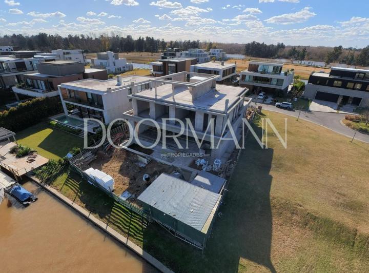 Casa · 515m² · 7 Ambientes · 4 Cocheras