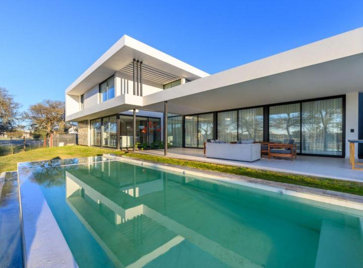 Casa · 400m² · 6 Ambientes · 2 Cocheras