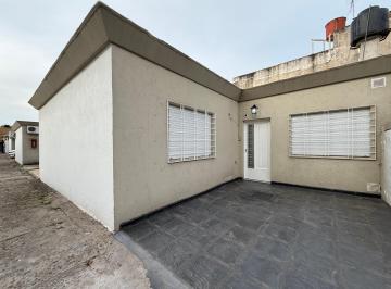 Casa de 3 ambientes, Morón · Alquiler Casa 3 Amb Castelar Norte Cochera y Patio