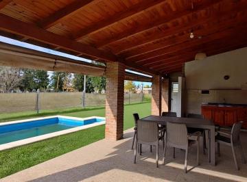 Casa · 47m² · Tds 3 - Quincho y Pileta Sobre Lote de Esquina!