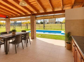 Casa · 47m² · 1 Ambiente · Tds 3 - Quincho y Pileta Sobre Lote de Esquina!