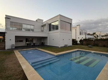 Casa · 300m² · 5 Ambientes · 2 Cocheras · Casa en Venta en Lagos de Canning 1