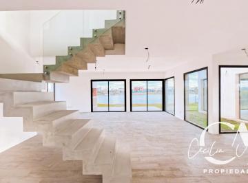 Casa · 224m² · 6 Ambientes · 3 Cocheras · Casa en Venta a La Laguna en San Sebastian