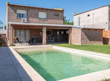 Casa · 125m² · 5 Ambientes · 1 Cochera · Casa en Funes
