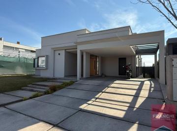 Casa · 209m² · 6 Ambientes · 2 Cocheras · Casa en Chacras de Coria