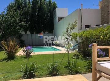Casa · 215m² · 5 Ambientes · Casa Tres Dorm. - Rada Tilly