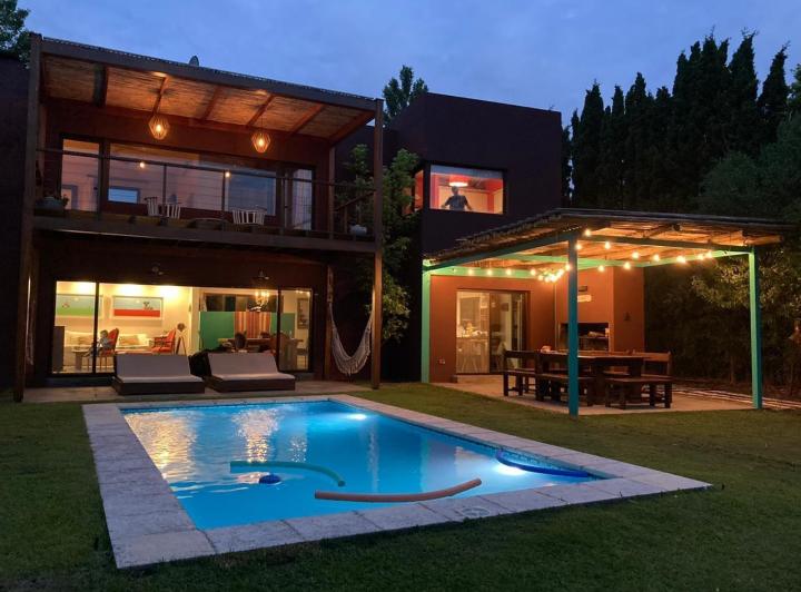 Casa · 200m² · 4 Ambientes · 2 Cocheras