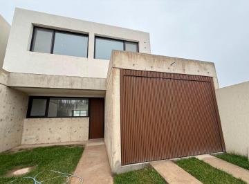 Casa · 136m² · 4 Ambientes · 1 Cochera · Alquiler Dúplex 3 Dorm. | Ayres del Limay