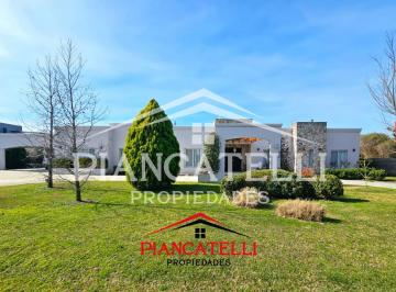 Casa · 225m² · 5 Ambientes · 2 Cocheras · Casa en Venta con 5 Ambientes en Comarcas de Lujan. Santa Irene