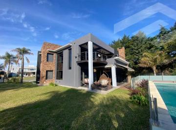 Casa · 271m² · 6 Ambientes · 2 Cocheras · Nuevo Ingreso - Hermosa Casa a La Venta en Los Naranjos!