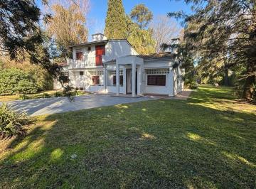 Casa · 220m² · 4 Ambientes · 2 Cocheras · Venta Casa Barrio El Trebol 1800 m² 3dorm Quincho Piscina