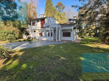 Casa · 220m² · 4 Ambientes · 2 Cocheras · Venta Casa Barrio El Trebol 1800 m² 3dorm Quincho Piscina