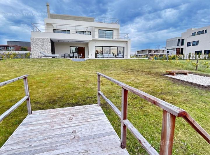 Casa · 400m² · 7 Ambientes · 3 Cocheras